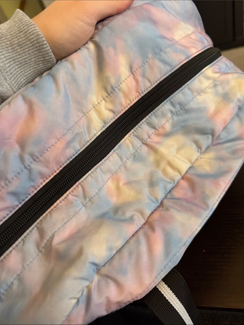 Victoria's Secret PINK Rainbow Cloud Print quilted duffle bag - Picture 6 of 12